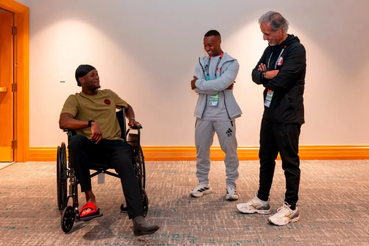 Koné recebe visita de Madibo após ter perna quebrada na Copa do Mundo - imagem 1 Koné recebe visita de Madibo após ter perna quebrada na Copa do Mundo - imagem 1