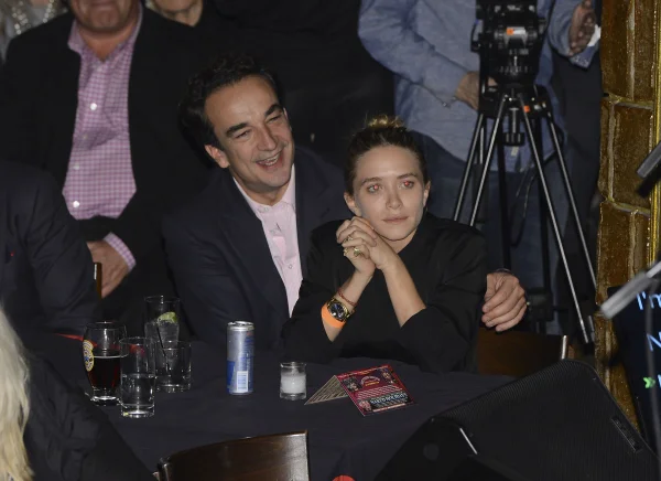 Mary-Kate Olsen se casa em segredo em cerimônia regada a cigarros