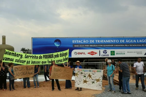 Sob protesto, Rollemberg inaugura estação para captar água do Paranoá