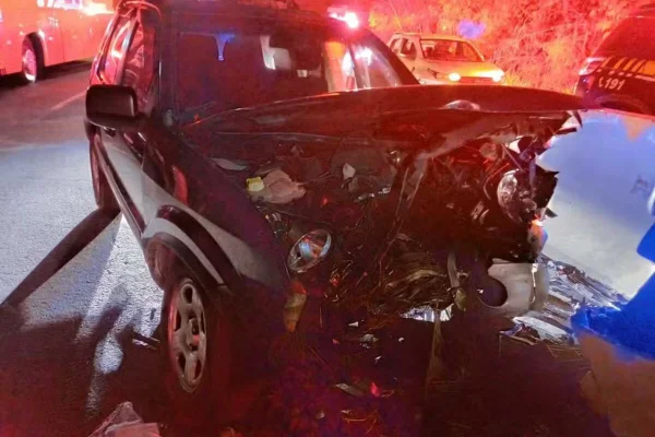 Sentido São Paulo da Via Dutra segue interditado na manhã desta quinta-feira (23/10) após acidente que aconteceu na madrugada em Piraí (RJ) - Metrópoles
