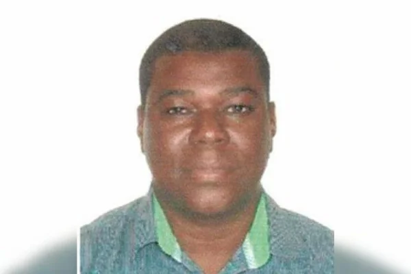 Retrato colorido de policial que teve aposentadoria cassada. Ele é um homem negro e usa camiseta polo - Metrópoles