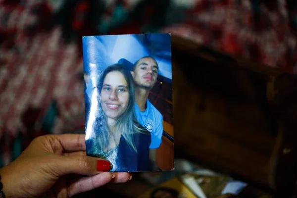Filhas de Janaína, morta a facadas pelo ex, choram e chamam pela mãe