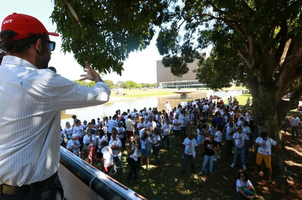 Sem grande adesão, servidores remarcam ato unificado