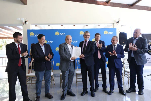 Ibaneis entrega escritura de clube da PF no DF