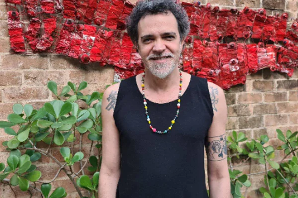 Foto colorida de um homem-Metrópoles