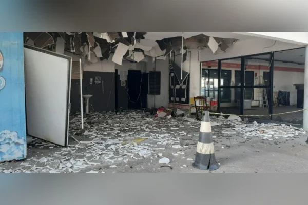 Posto de combustível destruído
