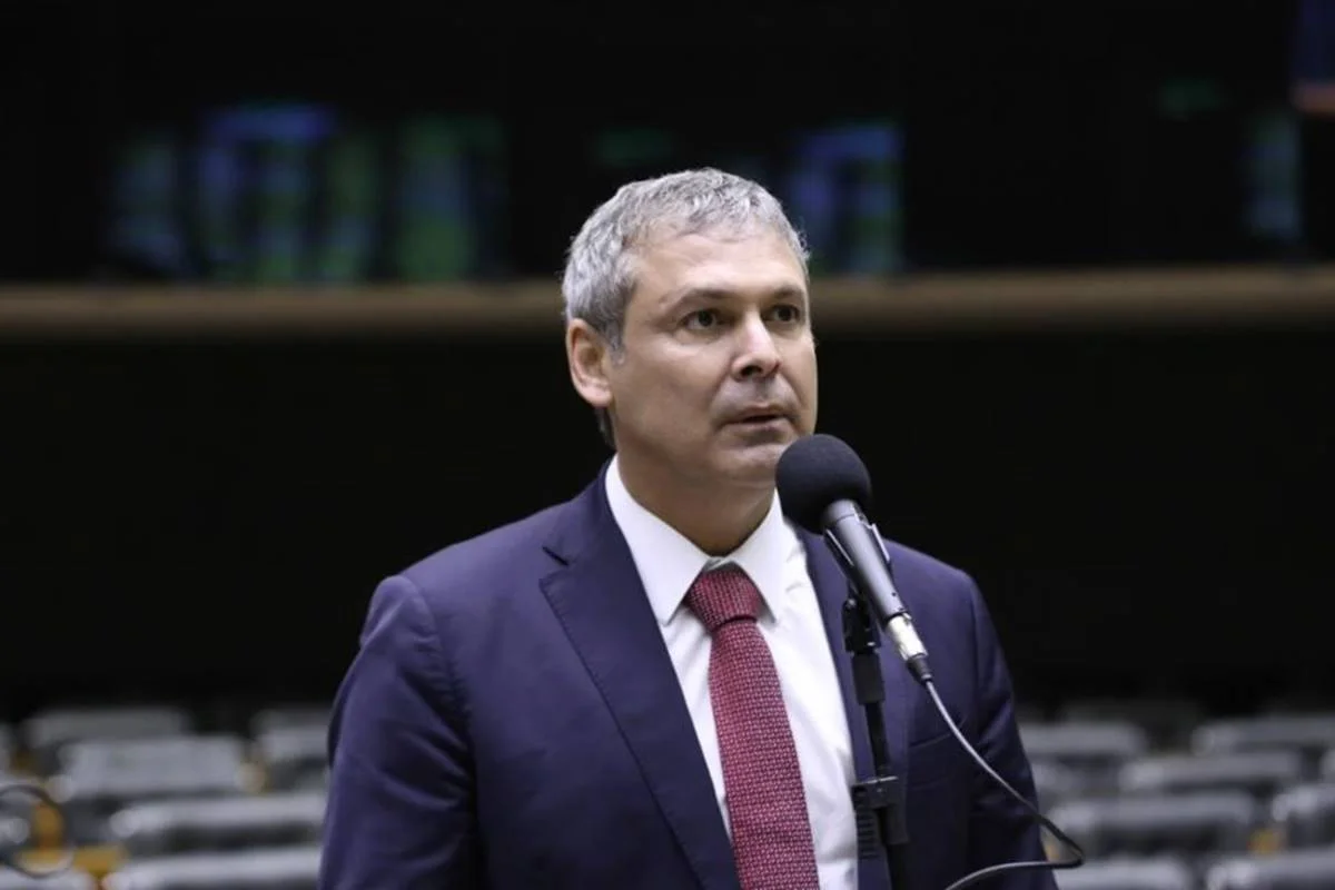 Lindbergh chama Flávio Bolsonaro de "lacaio de Trump" nos EUA