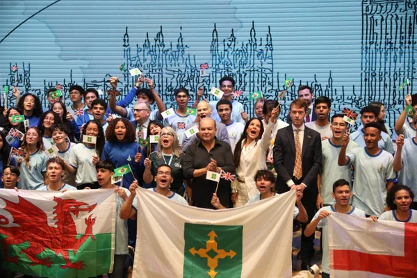 Ibaneis orienta jovens da rede pública que participarão de intercâmbio