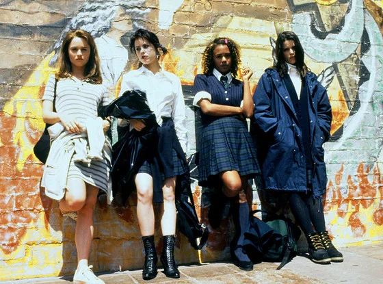 <b>Jovens Bruxas</b>: o clássico dos anos 1990 tem um quarteto de garotas desajustadas se reúne e começa a praticar bruxaria. Juntas, desenvolvem uma amizade muito forte – mas não o suficiente para aplacar o perigoso poder que despertam <b>Jovens Bruxas</b>: o clássico dos anos 1990 tem um quarteto de garotas desajustadas se reúne e começa a praticar bruxaria. Juntas, desenvolvem uma amizade muito forte – mas não o suficiente para aplacar o perigoso poder que despertam