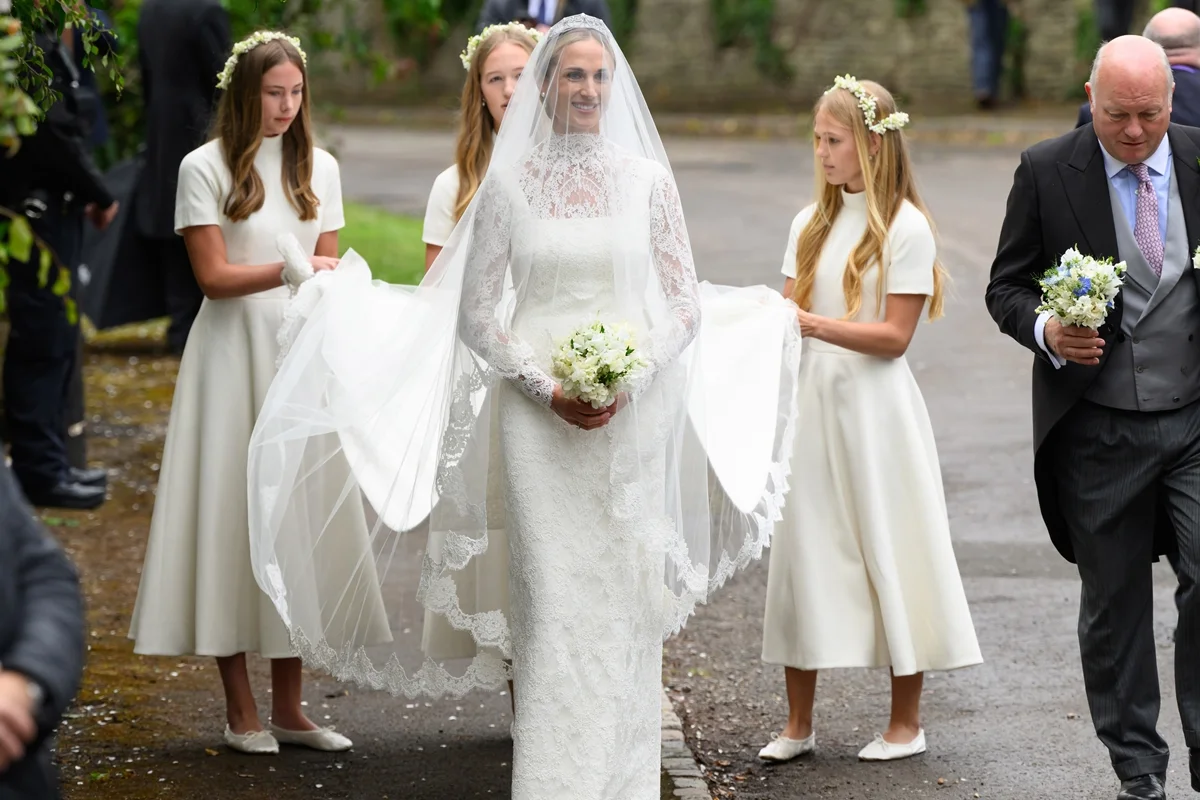 Entrada da noiva com as três damas de honra, sendo elas a filha Georgina Sperling, e as duas enteadas, Savannah Phillips e Isla Phillips Entrada da noiva com as três damas de honra, sendo elas a filha Georgina Sperling, e as duas enteadas, Savannah Phillips e Isla Phillips
