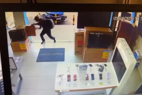 Na cara dura, ladrão disfarça e furta TV de 32 polegadas de loja no DF