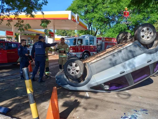 Após colisão com outro carro, veículo capota e deixa um ferido no DF