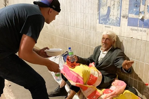 Coronavírus: voluntário do DF entrega “marmitinhas do amor”