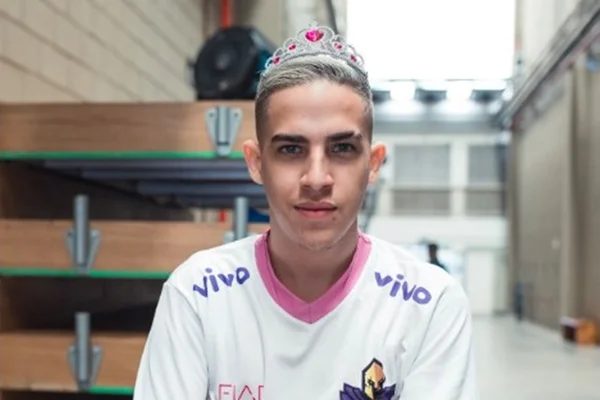 Thiago Henrique com a camisa da Vivo Keyd