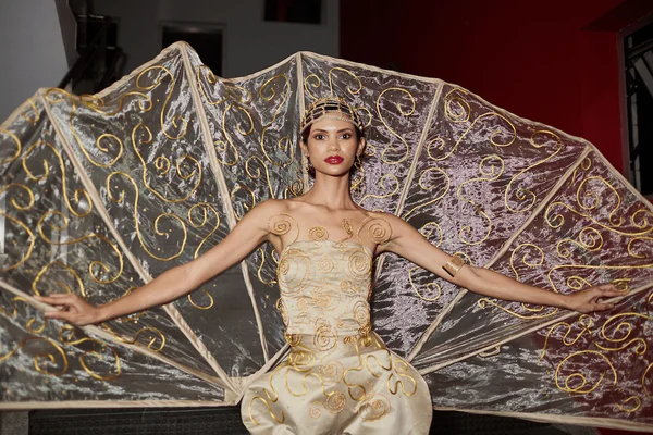 Foto com cor. Desfile de moda Ciclo do Efêmero no IESB - Metrópoles