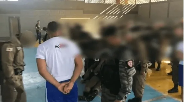 O tapa foi capaz de derrubar um dos policiais no chão, que precisa de ajuda para se levantar