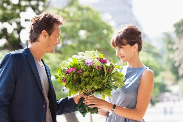 Amor: saiba como o homem de cada signo demonstra o sentimento