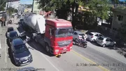 Após sumir embaixo do caminhão, o motociclista ainda se arrasta para sair do local Após sumir embaixo do caminhão, o motociclista ainda se arrasta para sair do local