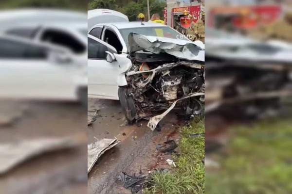 Foto colorida de acidente, com frente de carro danificada