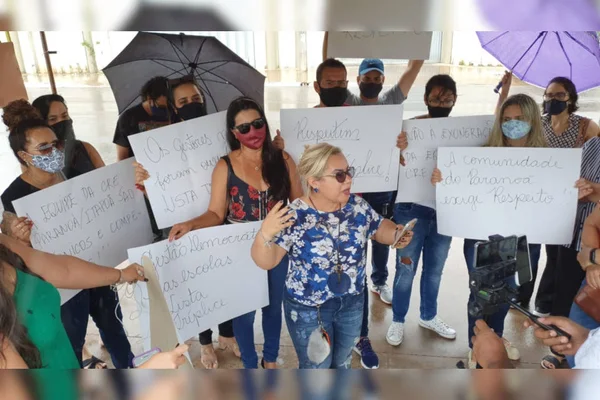 professores com cartazes