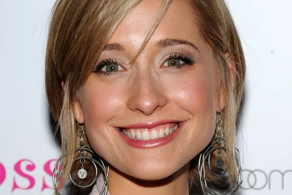 Atriz de “Smallville” é apontada como líder de culto sexual