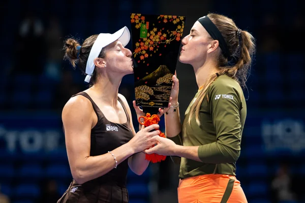 Foto colorida de Luisa Stefani e Timea Babos, campeãs do WTA de Tóquio em 2025 - Metrópoles