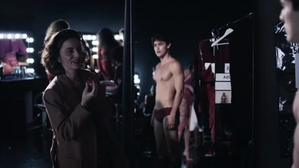 Irina (Julia Stockler) se encanta por Matheus (Bruno Montaleoni) em Verdades Secretas 2