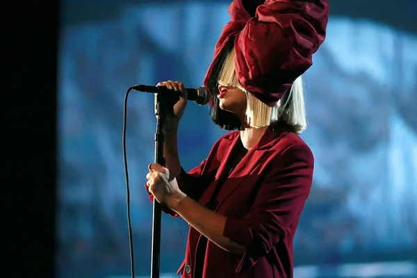 Cantora Sia e MAC lançarão batom para ajudar pessoas com Aids e HIV