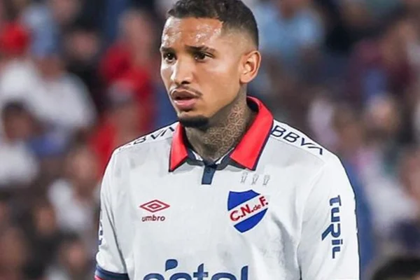 Imagem colorida do jogador Juan Izquierdo é clicado durante um de seus jogos pelo Nacional-URU - Metrópoles