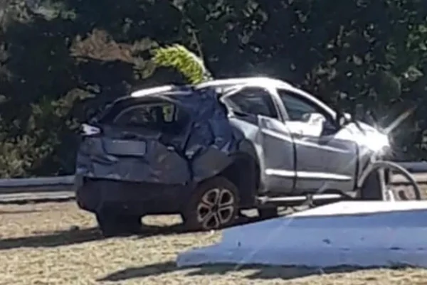 Carro gira no ar e capota após bater contra rotatória em Goiás; vídeo