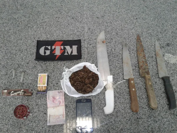 Adolescente é apreendido com drogas e facas em Taguatinga