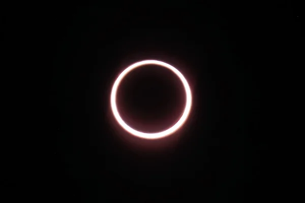 Imagem colorida de eclipse solar "anel de fogo" visto da Antártida - Metrópoles