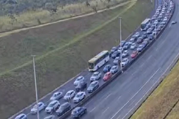 Batida entre carro e moto trava trânsito na Ponte JK