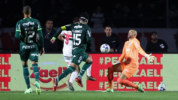 Rafinha marca e São Paulo sai na frente do Palmeiras na Copa do Brasil