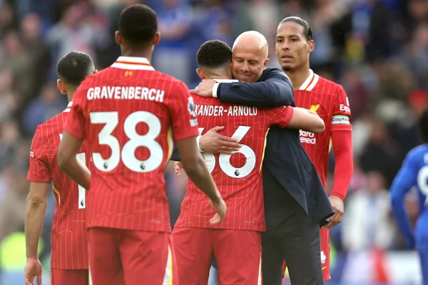 Foto colorida do elenco do Liverpool comemorando gol contra o Leicester - Metrópoles
