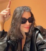 Bella Longuinho posa de look preto e óculos escuros Bella Longuinho posa de look preto e óculos escuros