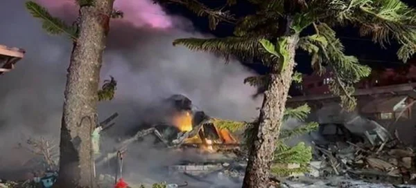 imagem colorida queda de avião em área de trailers eua