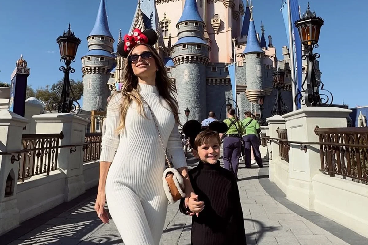 Flávia Viana e o filho, Gabriel, posam na Disney Flávia Viana e o filho, Gabriel, posam na Disney