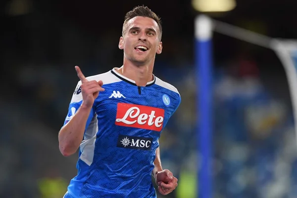 Napoli derrota Verona e se mantém no grupo da frente do Italiano