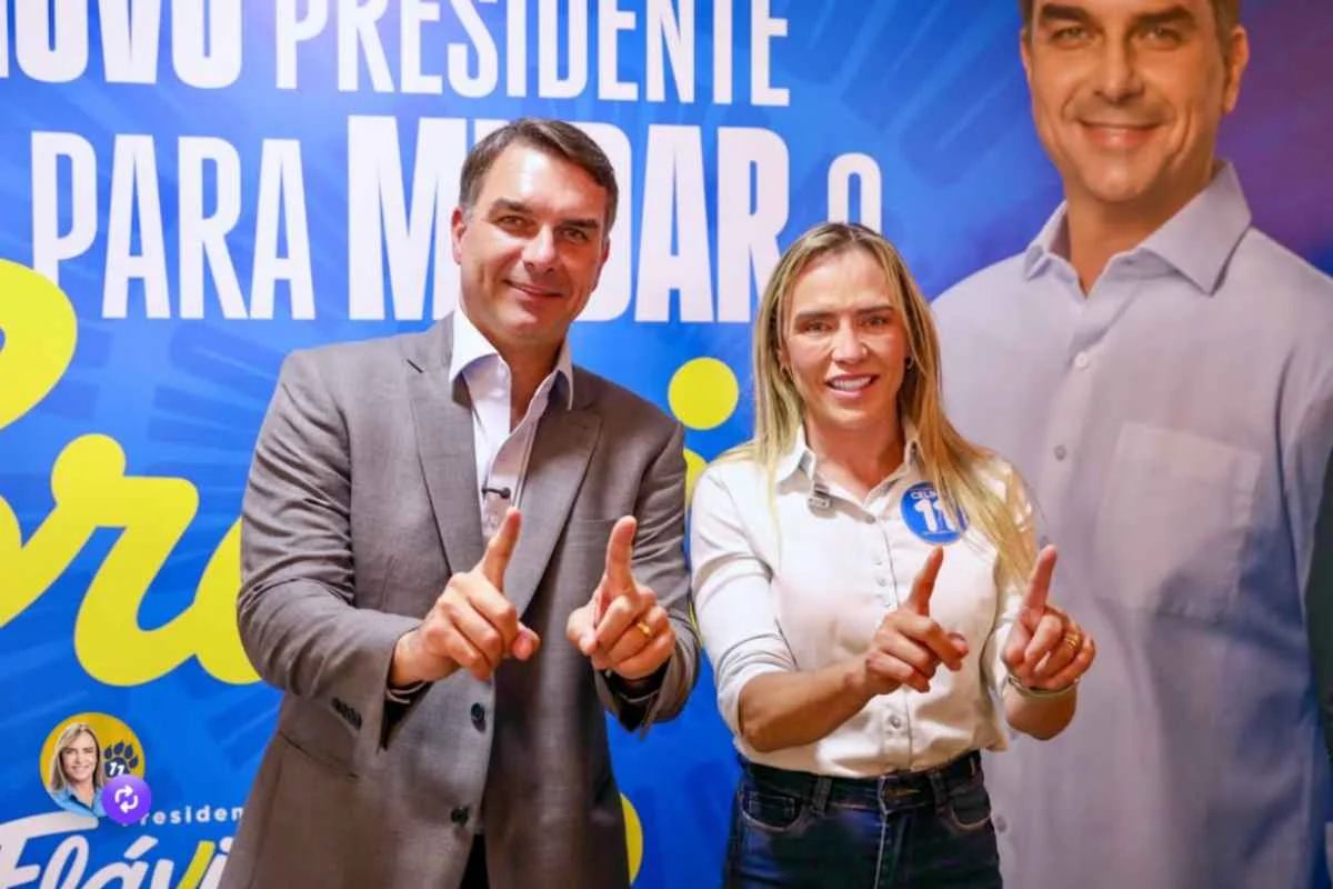 Após "perder" votos para 22, Celina posa com Flávio destacando número 11
