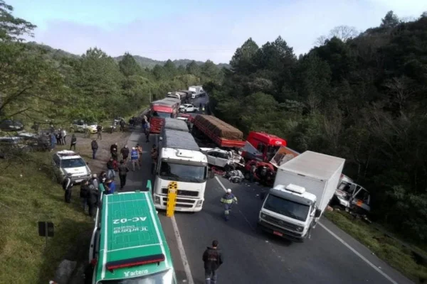 Acidente com 10 carros bloqueia pista entre SC e PR após ônibus tombar