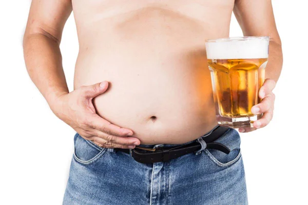 Imagem colorida de homem sem camisa, de calça jeans e a segurar copo de cerveja com a mão esquerda emquanto segura barriga com a outra