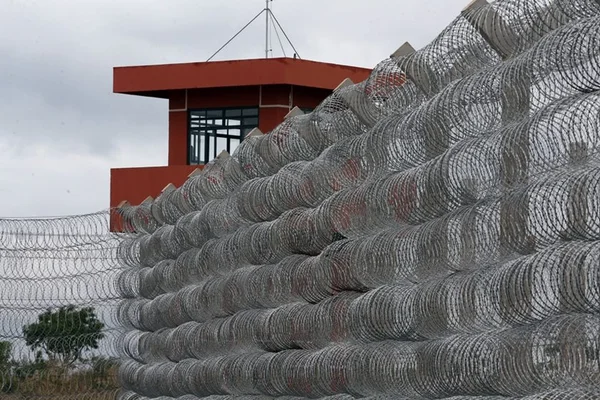 Ibaneis abre fogo contra presídio federal: “É totalmente inapropriado”