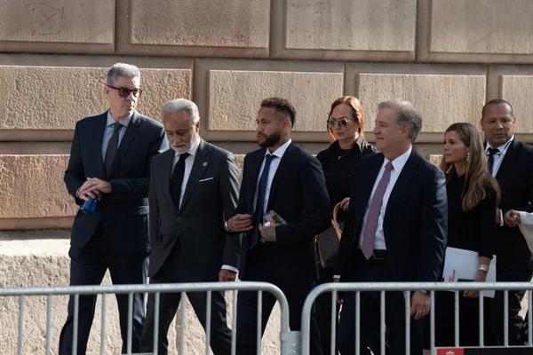 Em tribunal, Neymar diz que assinava os documentos que seu pai pedia