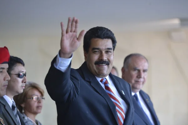 Santos diz que está disposto a se reunir com Maduro para resolver crise