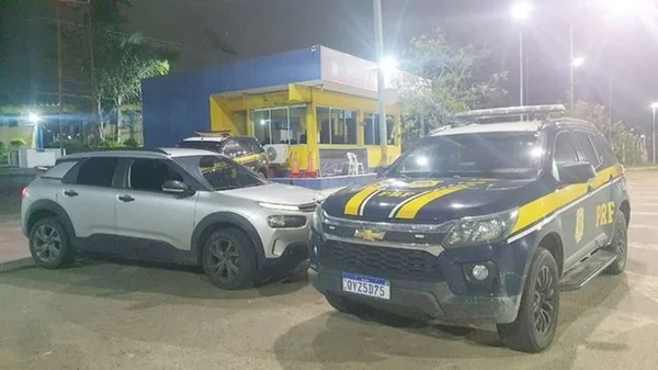 Carro da PRF e carro de suspeitos de furto em João Pessoa - Metrópoles