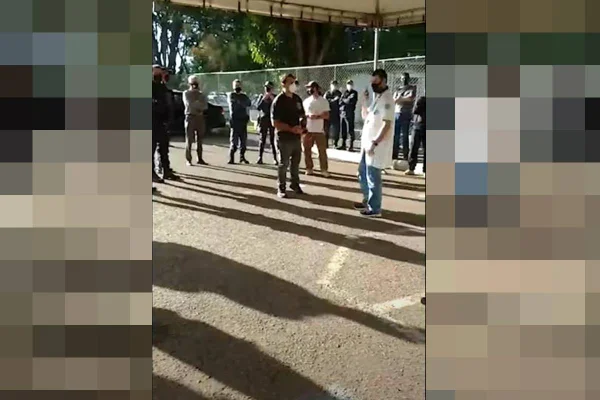 Delegado e profissional de saúde discutem sobre vacinação