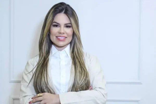 Foto colorida da biomédica Lorena Marcondes - Metrópoles