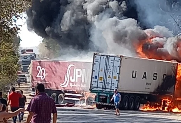 Vídeo: motoristas de carretas morrem após explosão em colisão frontal
