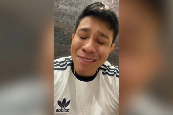 Imagem colorida de um homem chorando